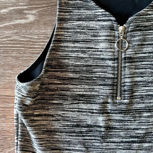 Forever 21 / Zippered Crop Top / M / ⛓️‍💥 - Picture 5 of 6